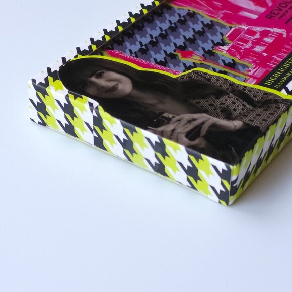 Makeup Revolution Emily In Paris In The Spotlight Powder Highlighter BNIP - Picture 2 of 5